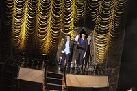 第1戦「VS.オカルト」に登場した矢追純一（中央）と島田秀平（奥）。