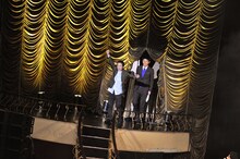 第1戦「VS.オカルト」に登場した矢追純一（中央）と島田秀平（奥）。