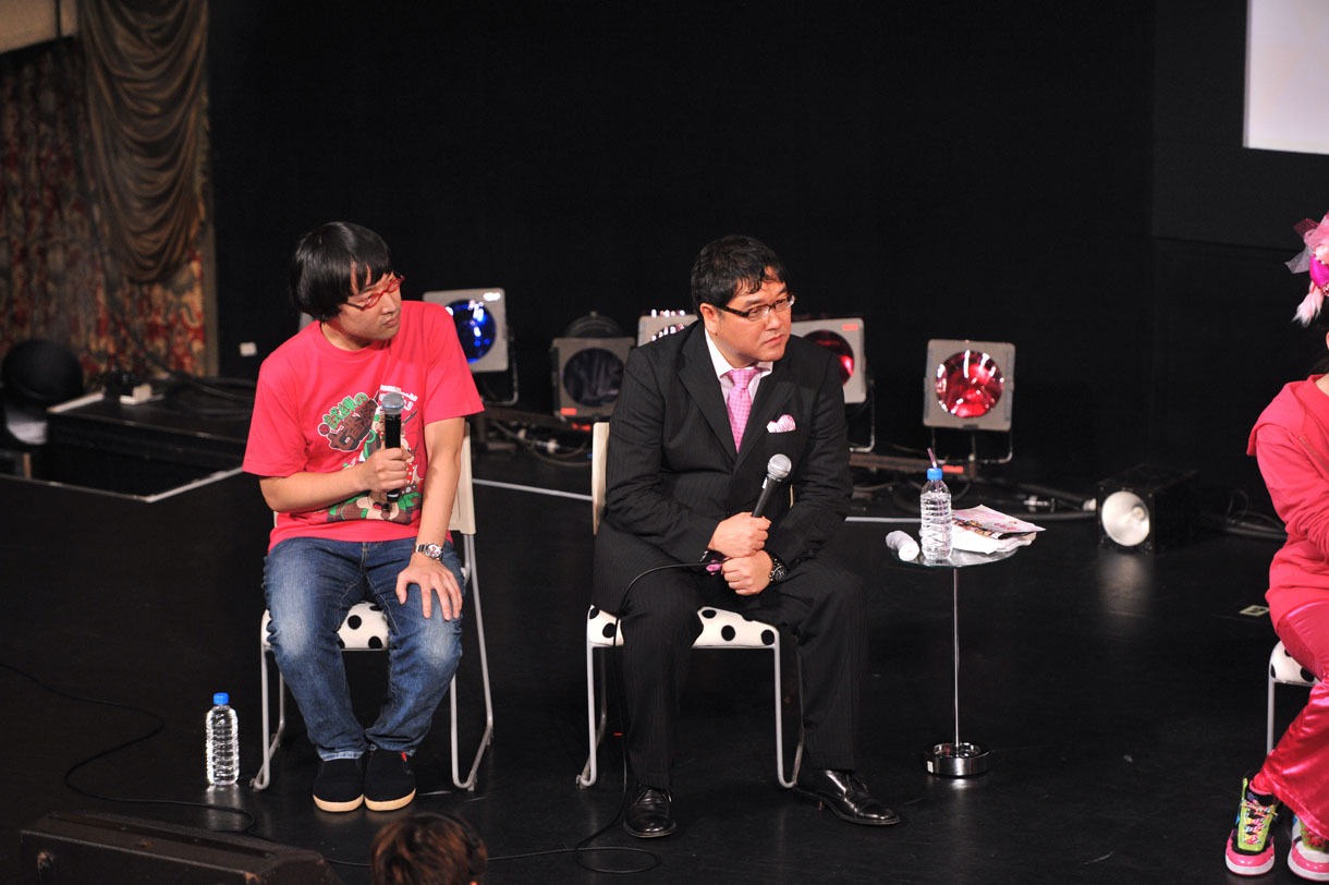 第5戦「VS.政治」に登場した山里（左）と竹山（右）。