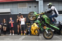 木下真輔選手によるバイクスタントと、それを見守る再生可能ボーイズ。