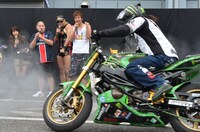 木下真輔選手によるバイクスタントと、それを見守る再生可能ボーイズ。