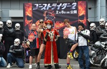 映画「ゴーストライダー2」の公開記念イベントに登場した（中央左から）三瓶、レイザーラモンHG、デーモン閣下、楽しんご、バイクスタントの木下真輔選手。