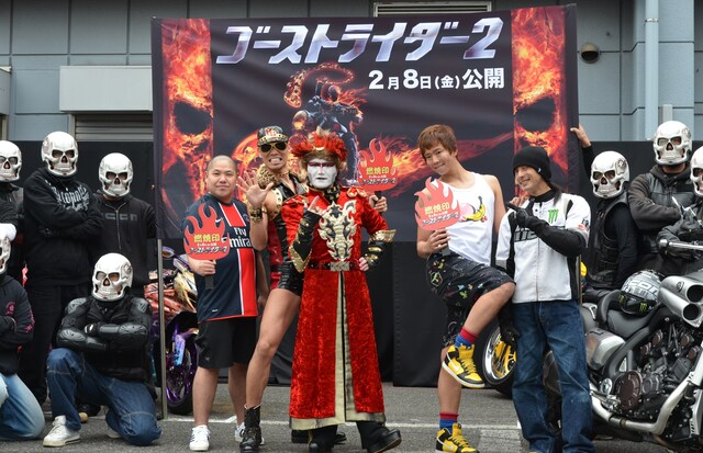 映画「ゴーストライダー2」の公開記念イベントに登場した（中央左から）三瓶、レイザーラモンHG、デーモン閣下、楽しんご、バイクスタントの木下真輔選手。