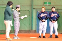 イベントの進行を務めたわらふぢなるお（左）と、サンドウィッチマン。