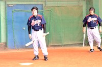 ピッチングマシンから放たれる速球に手も足も出ない富澤（左）。