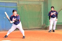 野球経験はあるもののピッチングマシンから放たれる速球にはバットをかすらせることもできなかった伊達（左）。