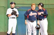 イチローのモノマネで知られるニッチロー（左）とサンドウィッチマン。