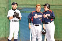 イチローのモノマネで知られるニッチロー（左）とサンドウィッチマン。