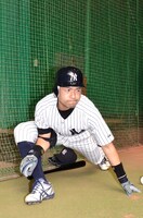 打席に立つ前、入念なストレッチを行うニッチロー。