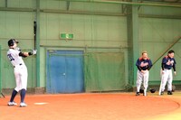 ニッチロー（左）の一挙一動に笑いがとまらないサンドウィッチマン（右）。