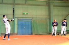 ニッチロー（左）の一挙一動に笑いがとまらないサンドウィッチマン（右）。