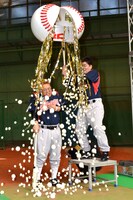 特大くす玉に入っていた大量のボールが伊達（左）に直撃した場面。