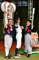 サンドウィッチマンとニッチロー（中央）。