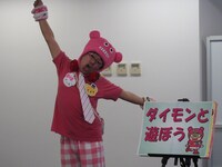 “カワイイ”フリップ芸のダイモン。