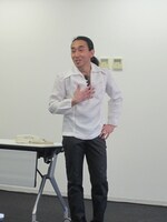 セクシーなソロコントを披露した増谷キートン。