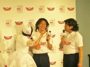 ひげを剃ったばかりという多田の顔にアクアコラーゲンゲル スーパーモイスチャーEXを塗る芹菜。