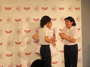 あたりまえ体操の前に急遽打ち合わせを始めたCOWCOWと芹那。