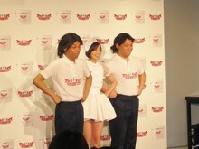 「潤うのあたりまえ体操」を行っているCOWCOWと芹那。