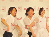 「ドクターシーラボ　『アクアコラーゲンゲル スーパーモイスチャーEX』発売記念イベント」であたりまえ体操コラボを披露したCOWCOWと芹那。