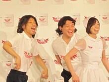 「ドクターシーラボ　『アクアコラーゲンゲル スーパーモイスチャーEX』発売記念イベント」であたりまえ体操コラボを披露したCOWCOWと芹那。