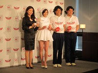 フォトセッションの様子。左はドクターシーラボ石原智美代表取締役社長。