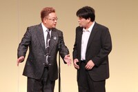 DVD「サンドウィッチマンライブ2012」に収録されている漫才の一場面。