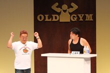 DVD「サンドウィッチマンライブ2012」に収録されているコント「スポーツジム」の一場面。