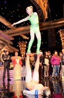 中国代表の河北省雑技団。