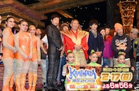 パフォーマンスの異種格闘技大会「KAMIWAZA～神芸～2013」に出演する（中央左から）今田耕司、ビートたけしと、パフォーマー達。