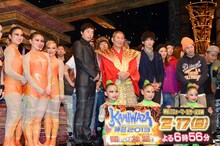 パフォーマンスの異種格闘技大会「KAMIWAZA～神芸～2013」に出演する（中央左から）今田耕司、ビートたけしと、パフォーマー達。