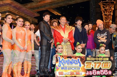 パフォーマンスの異種格闘技大会「KAMIWAZA～神芸～2013」に出演する（中央左から）今田耕司、ビートたけしと、パフォーマー達。