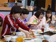 （左から）宇都宮まき、森三中・大島、黒沢ら。(c)テレビ朝日