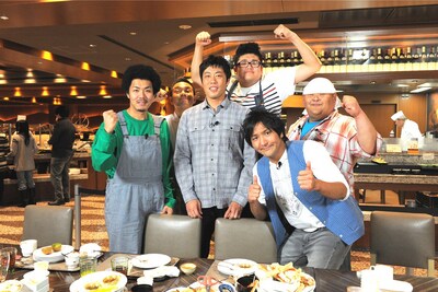 「いきなり！黄金伝説。2時間スペシャル」で「100kg食べ尽くしマラソン」に挑戦する芸人達と、メジャーリーガーの上原浩治（中央）。(c)テレビ朝日