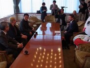 四日市市表敬訪問の様子。(c)吉本興業