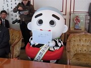 四日市市表敬訪問の様子。(c)吉本興業