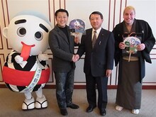 「第2回お笑いフェスティバル in 四日市 ご当地よしもと新喜劇～笑いで元気を呼び起こそう～」開催記念で、吉本新喜劇座長・辻本茂雄（左）が田中俊行四日市市長を表敬訪問。三重県住みます芸人の桂三輝（右）も参加。(c)吉本興業