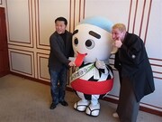 四日市市表敬訪問の様子。(c)吉本興業