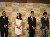 公開記者会見の一場面。