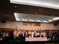 公開記者会見の一場面。