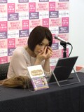 本書の内容に即して、メイクを実演するおかもとまり。