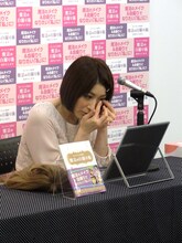 本書の内容に即して、メイクを実演するおかもとまり。