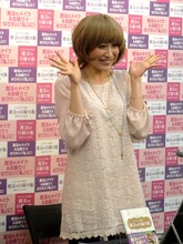 ウィッグを装着して鈴木奈々風に変身するおかもとまり。