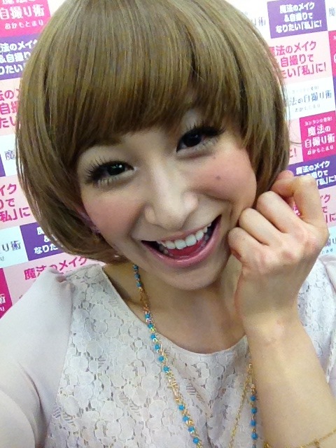 モノマネメイクと自撮りで鈴木奈々風に変身するおかもとまり。