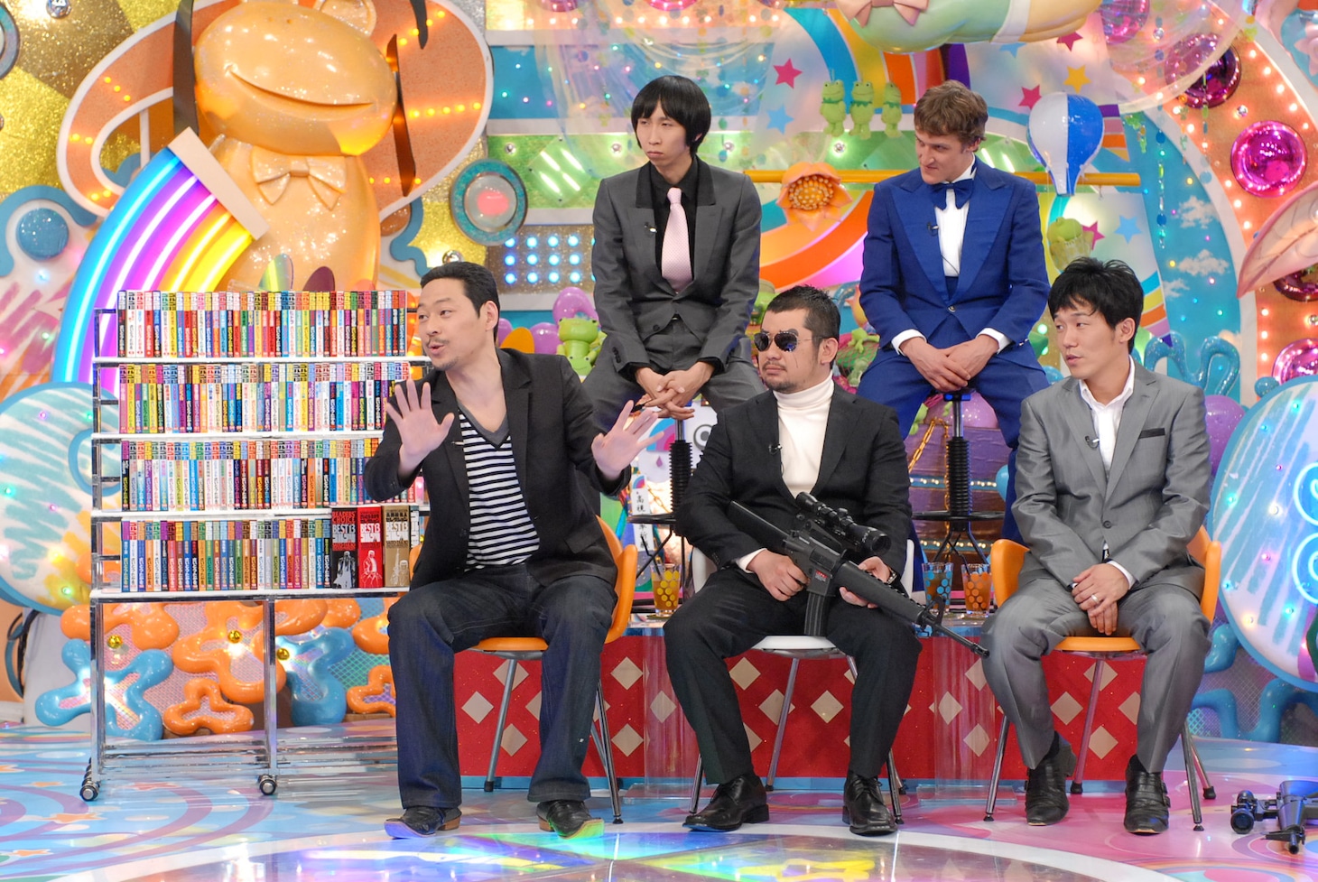 DVD「アメトーーク！」vol.27収録の「ゴルゴ13芸人」。(c)2013 テレビ朝日