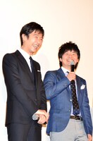 映画「ひまわりと子犬の7日間」の完成披露舞台挨拶に登壇した、主演の堺雅人（左）と、オードリー若林（右）。