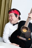 「路上ライブでは声をかけてほしい」と語ったたくや。