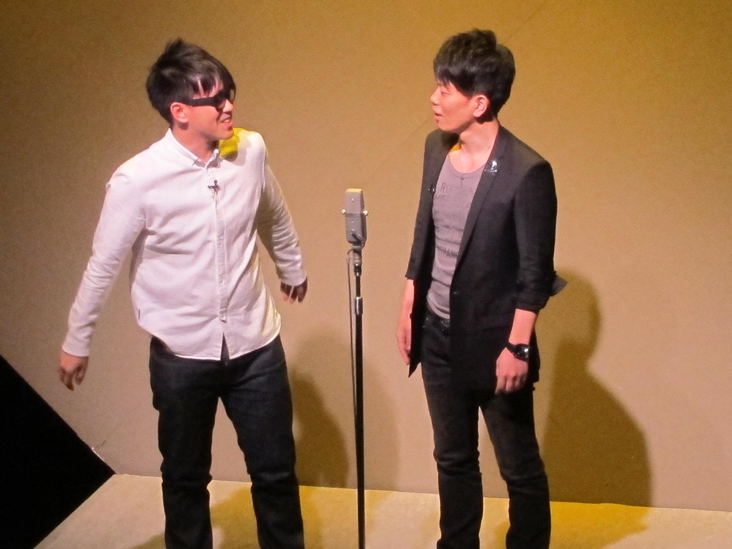 昨日2月8日、東京・草月ホールにて上演された舞台「『芸人交換日記』～リーディングシアター～」に出演した雨上がり決死隊・宮迫（右）、宮川大輔（左）。