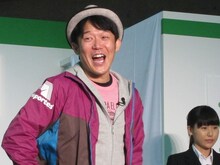 「ジャパンキャンピングカーショー2013」で行われた「第一回 キャンピングカーアワード」授賞式に出席したペナルティ・ヒデ。式典中、終始笑顔が止まらない様子。