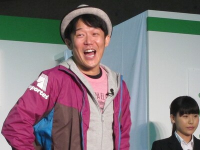 「ジャパンキャンピングカーショー2013」で行われた「第一回 キャンピングカーアワード」授賞式に出席したペナルティ・ヒデ。式典中、終始笑顔が止まらない様子。