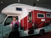 副賞の「CREA」とヒデ。